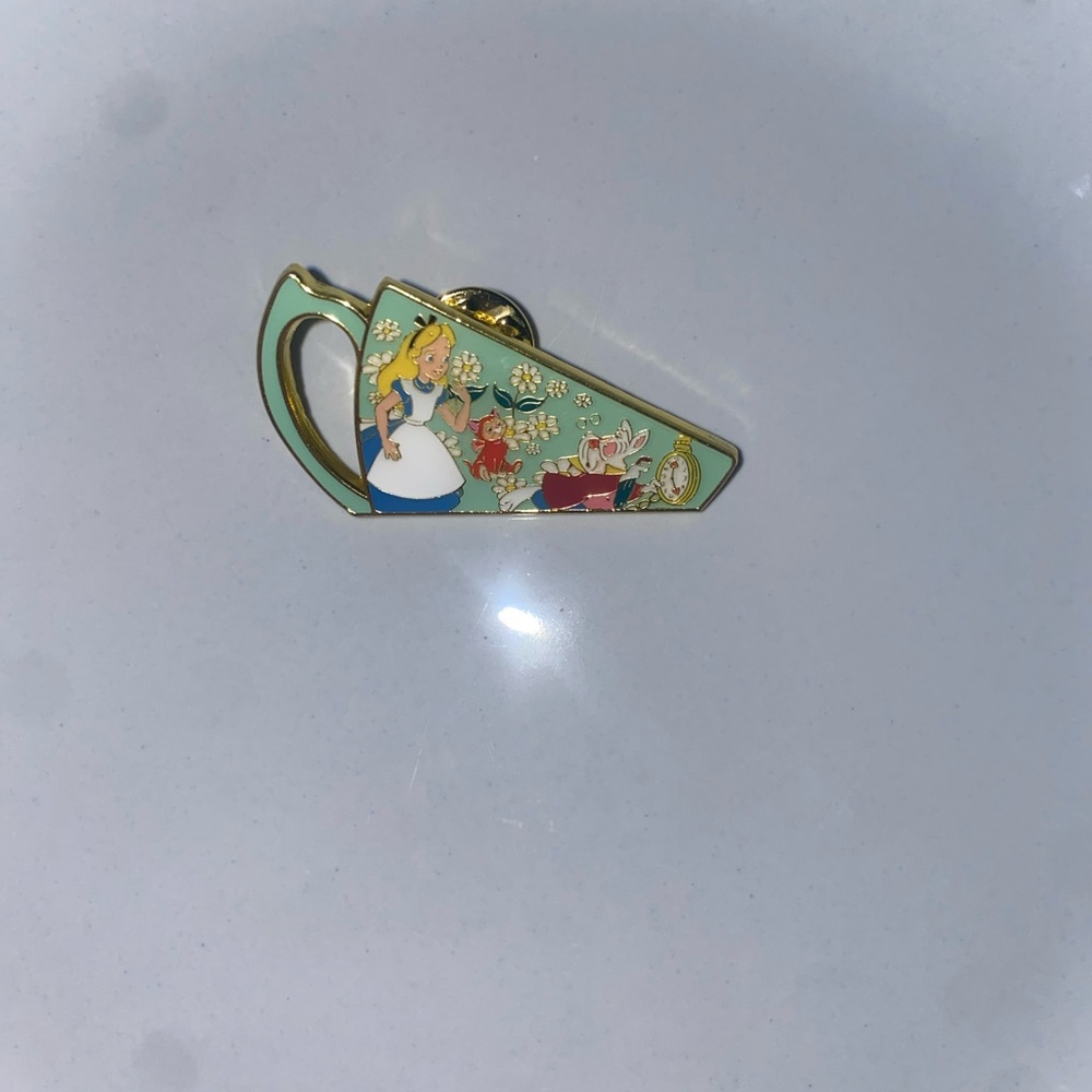 Disney Loungefly Alice in Wonderland Teacup Puzzle Mystery Pin
